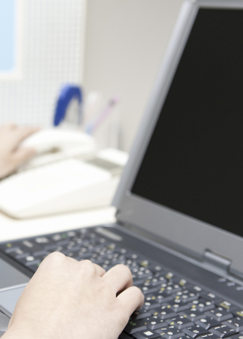 パソコンで事務作業をする人