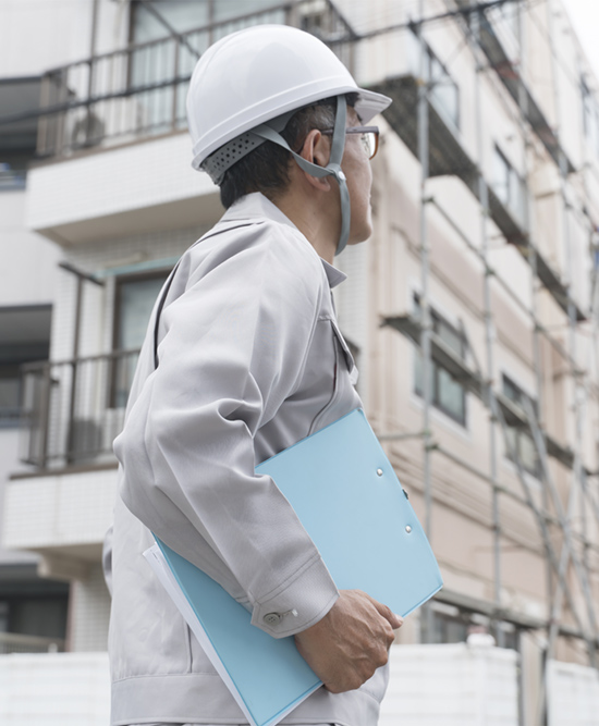 現場監理をする空調設備士